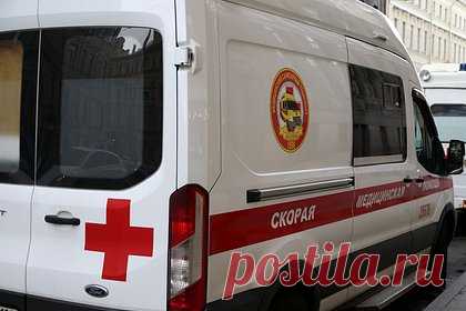 В российском детском лагере ребенок ранил воспитательницу ножом. В детском оздоровительном лагере «Заря» под Санкт-Петербургом 11-летний мальчик ранил воспитательницу ножом. По словам источника издания, ребенок начал размахивать руками, после чего схватил нож. Отмечается, что воспитательница успела забрать у мальчика предмет, однако поранила свои руки.