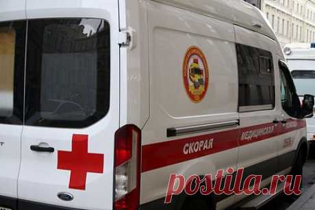 В российском детском лагере ребенок ранил воспитательницу ножом. В детском оздоровительном лагере «Заря» под Санкт-Петербургом 11-летний мальчик ранил воспитательницу ножом. По словам источника издания, ребенок начал размахивать руками, после чего схватил нож. Отмечается, что воспитательница успела забрать у мальчика предмет, однако поранила свои руки.