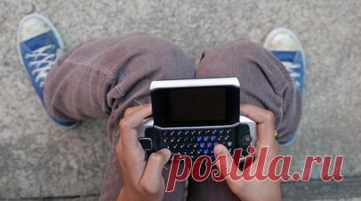 «Тупиковая история для родителей»: детей с игровой зависимостью хотят забрать в приют. Жительница Подмосковья одна воспитывала двоих сыновей. Она водила детей в кружки, воскресную школу. Однако старший сын подсел на онлайн-игры, стал пропускать уроки, попал на учёт комиссии по делам несовершеннолетних. Женщина пыталась сама решить эту проблему, обращалась за помощью в социальные службы, к педагогам и психологам. По решению отца детей поместили в центр семейного воспитания. Однако после этого…