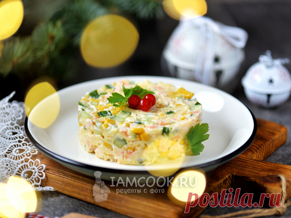 Салат с креветками, кукурузой и сыром — рецепт с фото Креветок чистят от панциря и кишечника, нарезают мелко, соединяют с кукурузой, сыром, яйцом и огурцом, приправляют майонезом и перцем.