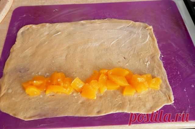 ИСПАНСКИЕ БУЛОЧКИ 
Таких вкусных Вы ещё не пробовали!

ИНГРЕДИЕНТЫ:

Для теста: 
● Мука — 600 г (иногда чуть больше или меньше ) 
● Сухие дрожжи — 2 ч. л. 
● Соль — 1 чайная ложка 
● Сахар — 100 гр 
● Яйцо — 2 шт. 
● Растительное масло — 4 ст. л. 

Отдельно: 
● 150 г сливочного масла, очень мягкого (заранее достаю из холодильника ) 
● Начинка по вкусу 
● Сахарная пудра 

ПРИГОТОВЛЕНИЕ:
У меня сегодня несколько булочек с начинкой из творога + ванилин + сахар + сметана. И не...