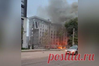 Зеленский сообщил о повреждении здания СБУ в Днепропетровске. Президент Украины Владимир Зеленский подтвердил информацию о попадании российской ракеты в здание СБУ в Днепропетровске. Он добавил, что на территории города также произошло повреждение многоэтажного здания. Зеленский оперативно провел разговоры с СБУ, МВД, ГСЧС, руководителем ОВА.