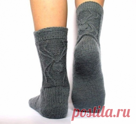 НОСКИ С ПАУКОМ
На фото: мужской и женский варианты