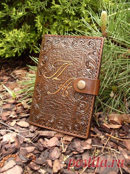 Именная обложка из натуральной кожи на автодокументы,  украшена ручной резьбой и тиснением / Рукоделие