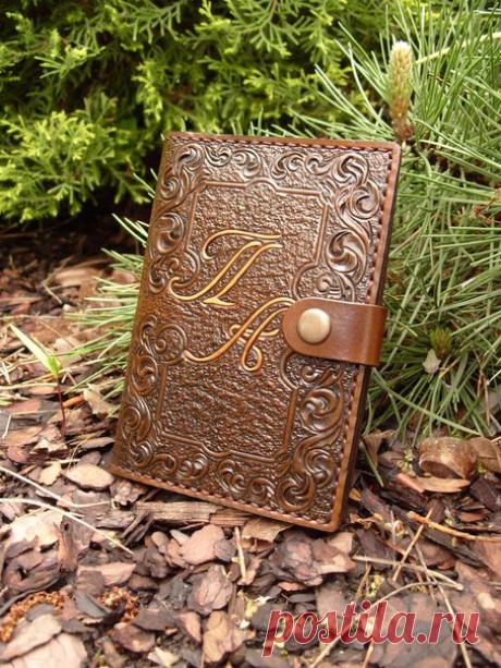 Именная обложка из натуральной кожи на автодокументы,  украшена ручной резьбой и тиснением / Рукоделие