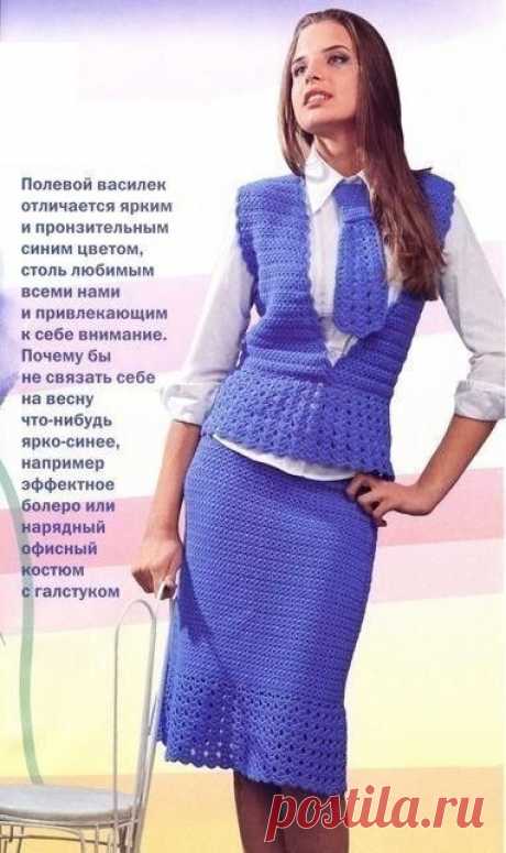 ​Нарядный офисный костюм Нарядный офисный костюмМатериалы:700 г васильковой пряжи Adetia «KAREN» (100% шерсть, 50 г/ 230 м) в 2 сложения; крючок №4; 1 пуговица.
Узоры по схемам 1 и 2; ст. без накида; ст. с накидом; резинка: чередуйте 1 выпуклый ст. с накидом и 1 вогнутый ст.с накидом.Плотность вязания : 10...