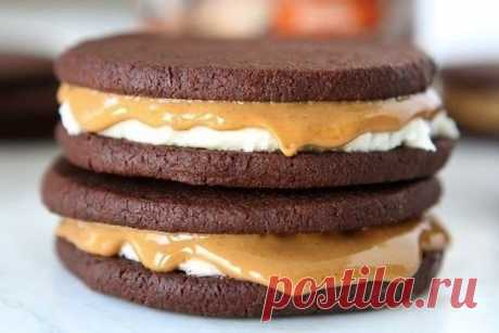 Домашний choco pie с арахисовым маслом

Ингредиенты:

1 чашка масла, смягченного
1 чашка шоколадных капель ( можно заменить на ломаные кусочки шоколада)
3/4 стакана сахара
1 чайная ложка ванильного экстракта
1 целое яйцо
1,5 стакана муки
3/4 стакана какао-порошка
1 чайная ложка соли
1/2 чайной ложки пищевой соды
Для начинки:
175-180 гр сливочного сыра
1,5 стакана сахарной пудры
1 чайная ложка ванильного экстракта
1 столовая ложка молока
1 щепотка соли
3/4 стакана арахисово...