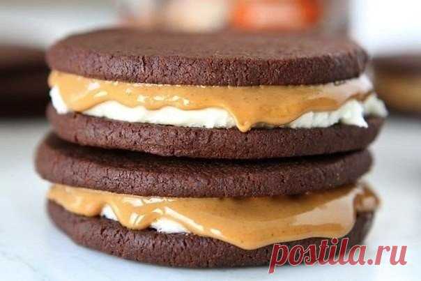 Домашний choco pie с арахисовым маслом

Ингредиенты:

1 чашка масла, смягченного
1 чашка шоколадных капель ( можно заменить на ломаные кусочки шоколада)
3/4 стакана сахара
1 чайная ложка ванильного экстракта
1 целое яйцо
1,5 стакана муки
3/4 стакана какао-порошка
1 чайная ложка соли
1/2 чайной ложки пищевой соды
Для начинки:
175-180 гр сливочного сыра
1,5 стакана сахарной пудры
1 чайная ложка ванильного экстракта
1 столовая ложка молока
1 щепотка соли
3/4 стакана арахисово...
