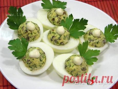 Яйца фаршированные сыром зеленью и грибами- рецепт с пошаговыми фотографиями Яйца фаршированные сыром зеленью и грибами из раздела Закуски кулинарной книги сайта Live Рецепт | LiveRecept.ru