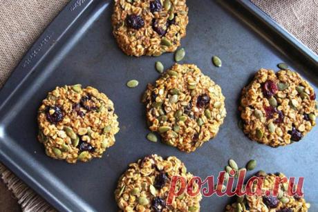 Рецепт диетического печенья из овсяных хлопьев Попробуйте этот рецепт диетического печенья из овсяных хлопьев с кокосовым маслом и льняной мукой с тыквенным пюре и семечками. Сытный завтрак и перекус.