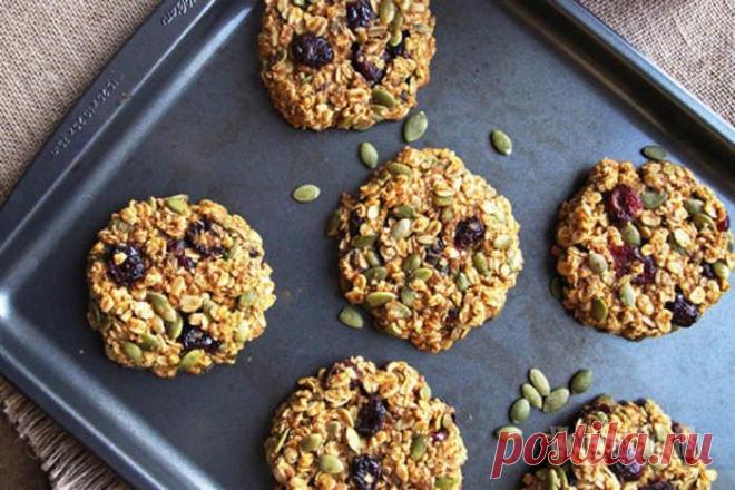 Рецепт диетического печенья из овсяных хлопьев Попробуйте этот рецепт диетического печенья из овсяных хлопьев с кокосовым маслом и льняной мукой с тыквенным пюре и семечками. Сытный завтрак и перекус.