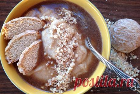 Грушевая манная каша с имбирем, пряничной крошкой и коричным соусом.