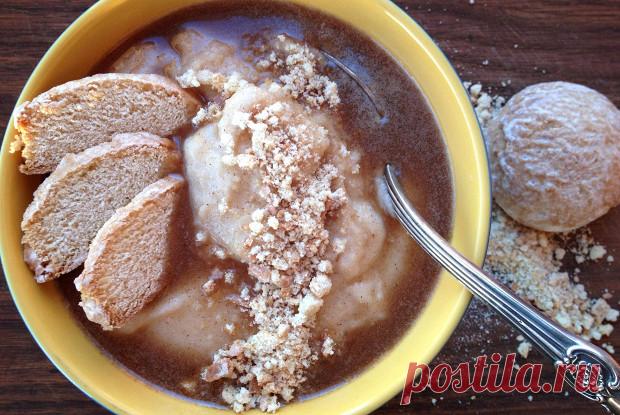 Грушевая манная каша с имбирем, пряничной крошкой и коричным соусом.