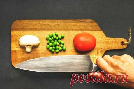 Кухонные ножи. Эти советы помогут сделать правильный выбор!  1. Если вы хотите купить кухонный нож, то выбирайте не по его стоимости, а по тому, насколько он удобен в работе. 2. Если вы решили купить нож для кухни, то лучше всего приобрести специальный нож для нарезки хлеба, мяса, сыра, овощей, фруктов и других продуктов. Для чистки овощей и фруктов лучше всего подойдут ножи с коротким лезвием. Так же, для этих целей можно использовать небольшие разделочные доски. Нож с более длинным лезвием п…