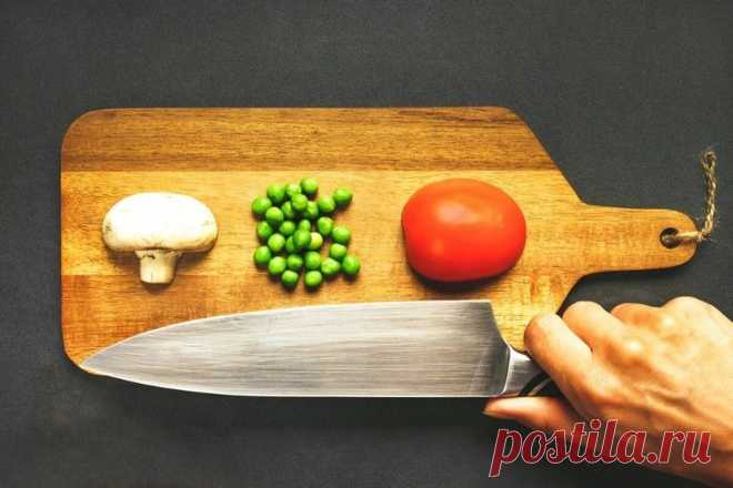 Кухонные ножи. Эти советы помогут сделать правильный выбор!  1. Если вы хотите купить кухонный нож, то выбирайте не по его стоимости, а по тому, насколько он удобен в работе. 2. Если вы решили купить нож для кухни, то лучше всего приобрести специальный нож для нарезки хлеба, мяса, сыра, овощей, фруктов и других продуктов. Для чистки овощей и фруктов лучше всего подойдут ножи с коротким лезвием. Так же, для этих целей можно использовать небольшие разделочные доски. Нож с более длинным лезвием п…