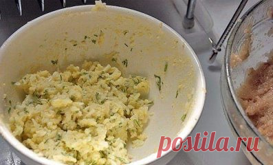 Котлеты с очень вкусной начинкой
Ингредиенты:
Для фарша: -500 куриного фарша -1 луковица -1-2 зубчика чеснока -хлеб (по вкусу) -1 яйцо -соль,перец
Для начинки: -100-150 г сыра натереть на мелкой терке (у меня моцарелла) -2 вареных яйца натереть на мелкой терке -петрушку и укроп мелко нарезать -2 ст ложки сливочного масла комнатной температуры - можно добавить любимые приправы
Приготовление:
Приготовить начинку: Приготовить фарш. У меня получился жидковатый. Может быть хлеб нужно б