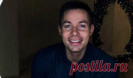 Стас Пьеха впервые вывел на сцену сына - Стас Пьеха опубликовал в социальной сети фотографию с первого выхода на сцену вместе с его трехлетним сыном Петром. «Наш первый совместный выход на сцену (мой состоялся в таком же возрасте) немного был омрачен детской слезой испуга и сопротивления... но ведь это как первый заплыв в море или первое признание в любви... это всегда волнительно, сложно и немного страшно», — написал Стас в микроблоге.