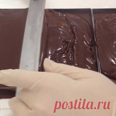 Процесс изготовления конфет 👆🏻 Это заливка ганаша с зеленым чаем в рамки. После выстаивания можно будет порезать на квадратики и покрыть шоколадом:) 😋🍫🍬 #шоколад #конфетыручнойработы #pralinevrn