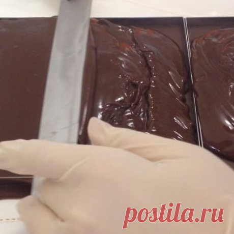 Процесс изготовления конфет 👆🏻 Это заливка ганаша с зеленым чаем в рамки. После выстаивания можно будет порезать на квадратики и покрыть шоколадом:) 😋🍫🍬 #шоколад #конфетыручнойработы #pralinevrn