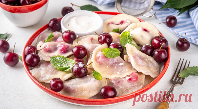 Вареники с вишней из заварного теста, которые никогда не расклеятся — читать на Gastronom.ru Решили побаловать близких домашними варениками с вишней, а они развалились при варке? Очень сочувствуем! Но знаем, как избежать такой кулинарной катастрофы. Делимся рецептом вареников, которые не рвутся ни при лепке, ни при варке. - статья на кулинарном сайте Gastronom.ru