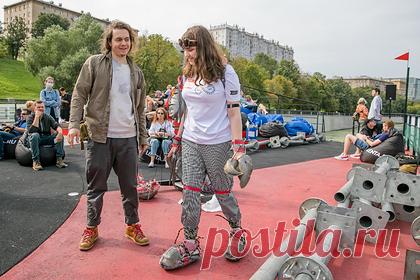 Фестиваль науки и технологий Geek Picnic впервые прошел на корабле. Международный фестиваль науки и технологий Geek Picnic впервые прошел на барже в Москве. Участники события посетили лекции, познакомились с роботами-кошками и роботами-собаками, сделали фото с помощью селфи-робота, «чипировались» и приняли участие в киберспортивном турнире. А кибер-ЗАГС корабля зарегистрировал 141 брак