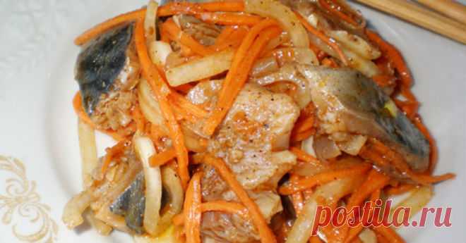 Вкуснейший рыбный салатик с нежной кислинкой! . Милая Я Нам потребуется: сельдь св. мороженная 3 шт морковь 3 шт лук репчатый 2 шт чеснок 2 зубчика уксус 9% 200 мл соль 1 ч.л масло растительное 2 ст.л соевый соус 4 ст.л кунжут 2 ст.л Селёдку разморозить, почистить от костей и нарезать на кусочки. Залить селёдку уксусом и оставить на 30 минут.Лук нарезать полукольцами, морковь натереть на тёрке для корейской моркови. Чеснок почистить и пропустить через пресс.Слить с селёдки...