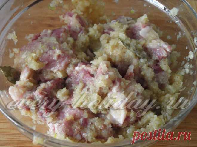 Шашлык на природе: как замариновать и пожарить мясо?