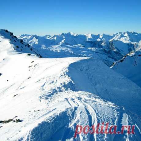 Франция, Куршавель Куршевель (фр. Courchevel) — популярный горнолыжный курорт во французских Альпах, расположен в центре Тарантезской долины. Является частью объединённой зоны катания «Три долины» (фр. Les Trois Vallées). Четыре станции курорта расположены на высотах 1300, 1550, 1650 и 1750 метров над...