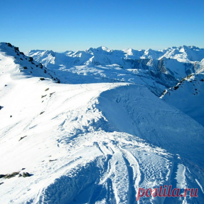 Франция, Куршавель Куршевель (фр. Courchevel) — популярный горнолыжный курорт во французских Альпах, расположен в центре Тарантезской долины. Является частью объединённой зоны катания «Три долины» (фр. Les Trois Vallées). Четыре станции курорта расположены на высотах 1300, 1550, 1650 и 1750 метров над...