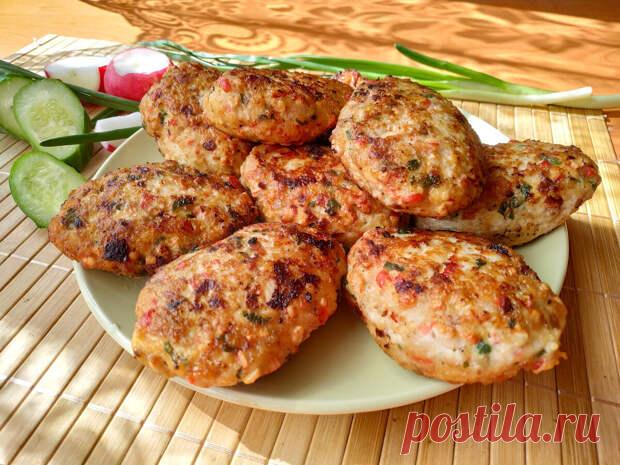 Вот это котлеты! Их новый вкус меня удивил и покорил! - Домашняя кулинария - медиаплатформа МирТесен Вот редко можно удивиться вкусу какого-либо блюда. Анализируя ингредиенты всегда представляешь себе его вкус. Рецепт котлет, с которым я хочу вас познакомить, меня удивил своим вкусом, сочностью и легкостью приготовления. Казалось бы, обычные котлеты, но вкус совершенно новый, а благодаря крабовым