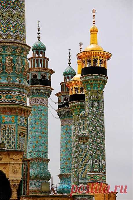 Minarets in Qom, Iran 
adreciclarte.tumblr.com  |  Pinterest • Всемирный каталог идей