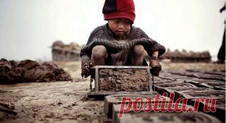 Вам лень учиться? Работа не устраивает? &quot;С детства хотите на пенсию&quot;? Бактапур, Непал. Яду (Yadhu), 4 годика, изготавливает кирпичи.