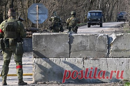 ВСУ сосредоточили 120 тысяч бойцов у границы с Белоруссией. Откроет ли Украина второй фронт?. Киев сосредоточил в направлении Белоруссии 120 тысяч бойцов Вооруженных сил Украины (ВСУ), заявил председатель Государственного пограничного комитета страны Константин Молостов. Глава ведомства уточнил, что силы и средства ВСУ приведены в состояние военного положения. 17 тысяч из них охраняют границу.