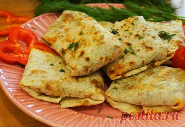 Вкусные конвертики из лаваша с сочной мясной начинкой - Вкусные рецепты - медиаплатформа МирТесен Решила поэкспериментировать и на днях приготовила эти конвертики. Они так нам понравились, что хочу поделиться рецептом со всеми. Способ готовки простой и легкий, продукты не дорогие. Конвертики получаются с хрустящей корочкой, начинка очень сочная и вкусная. Блюдо — на быструю руку. Продукты —...