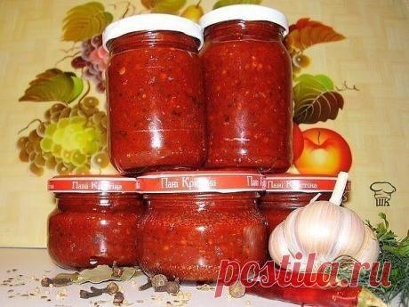 Аджика: 17 рецептов на любой вкус  
 
Рецепт №1 
5 кг помидоров, 1 кг сладкого перца, 16 штук горького перца, 300 г чеснока, 0,5 кг хрена, 1 стак. соли, 2 стак. уксуса, 2 стак. сахара. 
Все перемолоть на мясорубке, включая семечки из перца (в нем обрезаются только хвостики и внутри он не вычищается), добавить сахар, соль, уксус, дать постоять минут 50, разлить по бутылкам. Кипятить не нужно. Хранится хорошо в бутылках без холодильника. 
 
Рецепт №2 
200 г чеснока, 4 палочк...