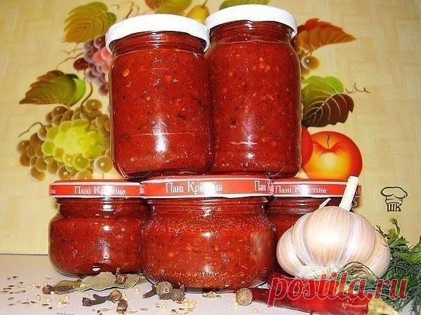 Аджика: 17 рецептов на любой вкус  
 
Рецепт №1 
5 кг помидоров, 1 кг сладкого перца, 16 штук горького перца, 300 г чеснока, 0,5 кг хрена, 1 стак. соли, 2 стак. уксуса, 2 стак. сахара. 
Все перемолоть на мясорубке, включая семечки из перца (в нем обрезаются только хвостики и внутри он не вычищается), добавить сахар, соль, уксус, дать постоять минут 50, разлить по бутылкам. Кипятить не нужно. Хранится хорошо в бутылках без холодильника. 
 
Рецепт №2 
200 г чеснока, 4 палочк...