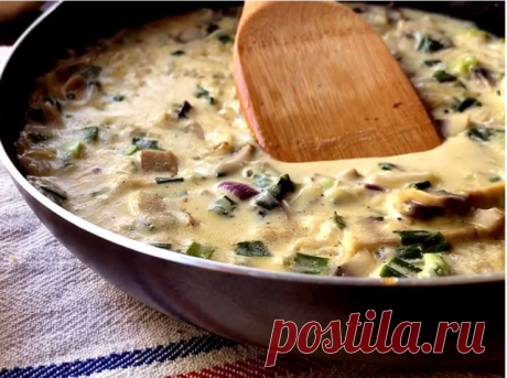 Грибной соус 

Ингредиенты: 

- 200 г шампиньонов 
- 1 большая луковица 
- 150г сметаны
- растительное масло
- зелень, соль 

Приготовление: 

1. Грибы и лук мелко нарезать и тушить на растительном масле в течение 15 минут с закрытой крышкой, чтобы жидкость не испарялась (ели грибы получаются суховатыми, можно добавить немного воды). 
2. Затем добавить сметану и тушить еще 5-7 минут. 
3. Остудить, добавить зелень и измельчить все в блендере до однородной массы.