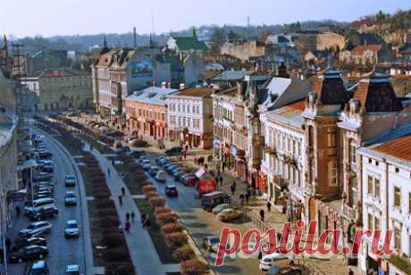 Місто Львів. Проспект Т.Шевченка. ::: альбом The best places in Ukraine Україна найкращі місця The best places in Ukraine

Місто Львів. Проспект Т.Шевченка.
Перша писемна згадка про вулицю датується 1414 роком. Вулиця була частиною Галицького передмістя, на ній мешкали кожум'яки (гарбарі). Звідси й початкова назва вулиці — Гарбарська.