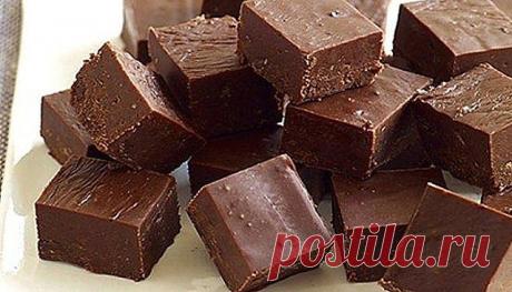 ШОКОЛАД ДОМАШНИЙ БЕЗ КРАСИТЕЛЕЙ И КОНСЕРВАНТОВ
ИНГРЕДИЕНТЫ:
● Какао — 5 ст. л.
● Сливочное масло — 50 г.
● Сахар — 6–8 ст. л.
● Мука — 1 ч. л.
● Молоко — 5 ст. л.
● Ванильный сахар — ¼ ч. л.
● Молотые орехи или другие орехи по вкусу и по желанию.


ПРИГОТОВЛЕНИЕ:
1. Смешайте какао и сахар. Добавьте 1 ст.л. молока и размешайте до однородной массы. Влейте оставшееся молоко. Поставьте кастрюлю на средний огонь и доведите до кипения, непрерывно помешивая.
2. После того как как...