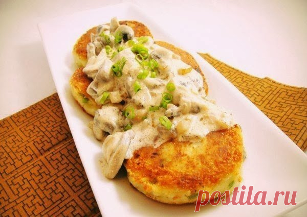 Вкусные картофельные котлетки с соусом

Ингредиенты:
- 1 кг картофеля 
- 2 яйца
- 2 луковицы
- сливочное масло
- мука

Соус: 
- 50 гр сушеных грибов
- 1,5 ст. ложки воды
- 2 луковицы
- 50 гр сливочного масла
- мука
- соль

Приготовление:
1. Очищенный картофель отварить, обсушить и сделать пюре. Затем немного охладить, добавить яйца, обжаренный лук, тщательно вымесить, сделать котлеты, обвалять их в муке и обжарить.
2. Соус. Покрошить лук, обжарить в масле, добавить мелко п...