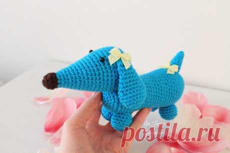 PDF Голубая Такса. FREE amigurumi crochet pattern. Бесплатный мастер-класс, схема и описание для вязания игрушки амигуруми крючком. Вяжем игрушки своими руками! Щенок, собака, собачка, dog, puppy, hund, köter, cachorro, pies, perro, cão. #амигуруми #amigurumi #amigurumidoll #amigurumipattern #freepattern #freecrochetpatterns #crochetpattern #crochetdoll #crochettutorial #patternsforcrochet #вязание #вязаниекрючком #handmadedoll #рукоделие #ручнаяработа #pattern #tutorial #häkeln #amigurumis