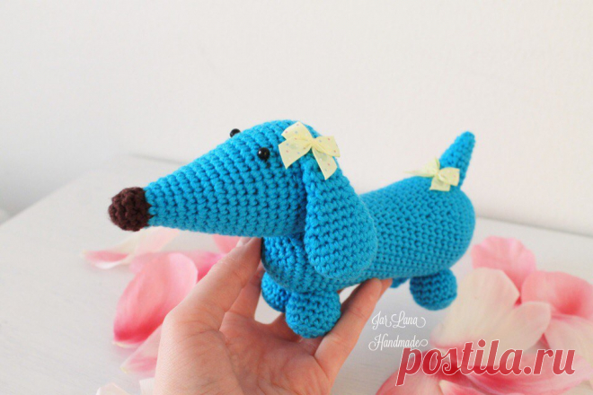 PDF Голубая Такса. FREE amigurumi crochet pattern. Бесплатный мастер-класс, схема и описание для вязания игрушки амигуруми крючком. Вяжем игрушки своими руками! Щенок, собака, собачка, dog, puppy, hund, köter, cachorro, pies, perro, cão. #амигуруми #amigurumi #amigurumidoll #amigurumipattern #freepattern #freecrochetpatterns #crochetpattern #crochetdoll #crochettutorial #patternsforcrochet #вязание #вязаниекрючком #handmadedoll #рукоделие #ручнаяработа #pattern #tutorial #häkeln #amigurumis