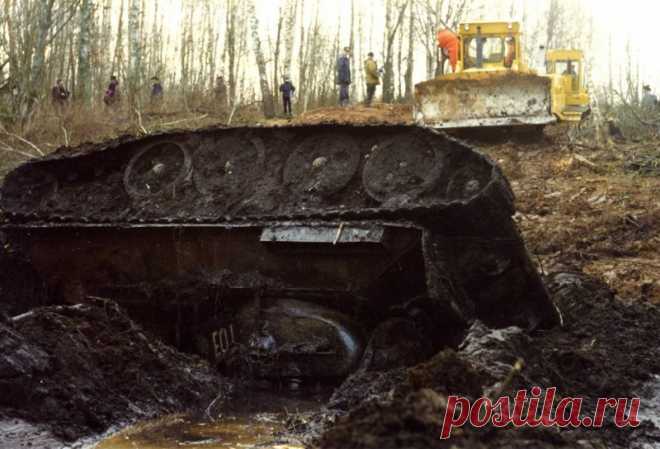 Подъём танка Т-34 из озера Жарки в Псковской области в 1998 году