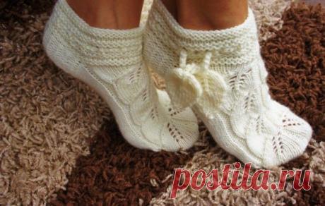 Сами вяжем ажурные тапочки 
Набираем 48 петель, распределяем на 4 спицы и вяжем: 
1 ряд – лицевыми петлями; 
2 ряд – изнаночными петлями; 
3 ряд – лицевыми петлями; 
4 ряд – изнаночными петлями; 
5 и 6 ряды – вяжем по кругу лицевыми петлями; 
7 ряд – лицевыми петлями; 
8 ряд – изнаночными петлями; 
9 ряд – лицевыми петлями; 
10 ряд – изнаночными петлями; 
11 и 12 ряды – вяжем по кругу лицевыми петлями; 
13 ряд – делаем дырочки для шнурков: *накид; 2 вместе лицевой за заднюю стенку*; 
14 ряд – п