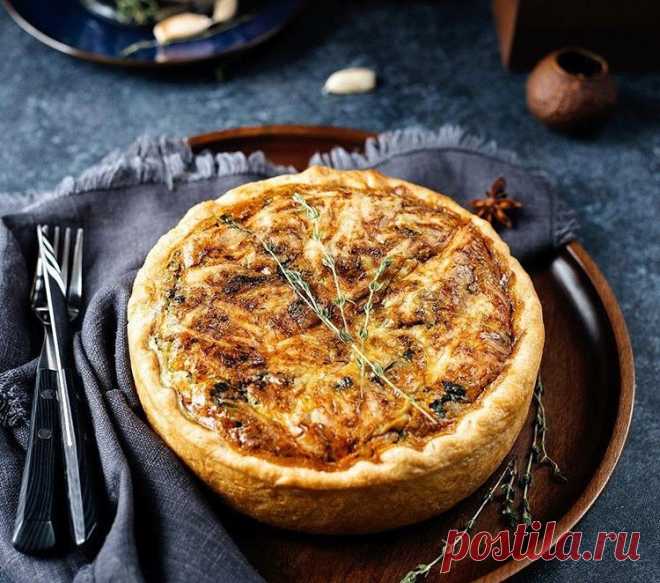 Изумительный киш с курицей и шпинатом В выходные дни хочется приготовить такое блюдо, которое можно съесть и на завтрак, и на обед, и даже на ужин. А если посчастливится, и что-то останется, еще и дать с собой детям в школу или захватить …