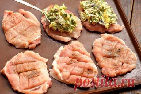 Свиные отбивные с грибами и сыром в духовке
Рецепт очень вкусных свиных отбивных, приготовленных в духовке. Перед запеканием порционные куски мяса маринуются в специях, для этого делаем сверху глубокие надрезы, чтобы специи лучше …
Читай дальше на сайте. Жми подробнее ➡