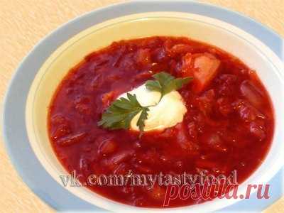 Борщ с куриной грудкой в мультиварке.

Ингредиенты:
• Куриная грудка (филе) – 300 г
• Свекла – 450 г
• Капуста – 200-250 г
• Морковь – 2 шт
• Лук репчатый – 1 шт
• Томатная паста – 1-2 столовых ложки
• Уксус – 1 столовая ложка
• Вода – 1,7 л
• Масло растительное
• Соль, специи – по вкусу

Куриную грудку нарезать кубиками.
Свеклу почистить, крупную разрезать на несколько частей.
Капусту нашинковать.
Морковь натереть на крупной тёрке.
Лук измельчить.

В чашу мультиварки нали...