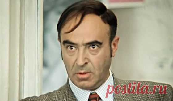 Народный артист Владимир Этуш многим зрителям полюбился исключительно благодаря комичным образам. А между тем жизнь актера, а в частности его молодость, вовсе не назовешь веселой.