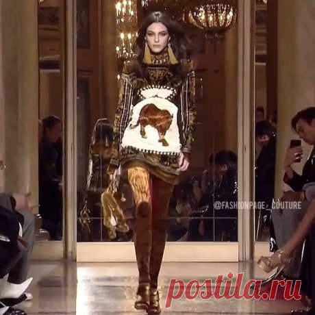 #vittoriaceretti x #versace .
.
@fashionpage_couture
#fashionpage_couture