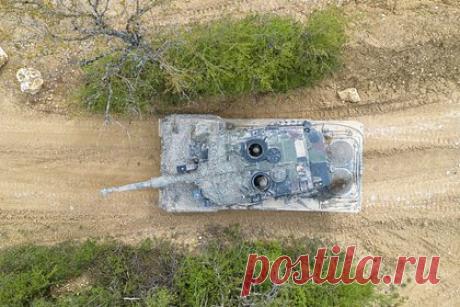 Появились подробности о первом получившем миллион за подбитый Leopard военном. Военный 37-й мотострелковой бригады из Бурятии первым получил миллион за подбитый танк Leopard в зоне специальной военной операции (СВО) на Украине. Такие подробности о бойце привел глава российского региона Алексей Цыденов. Денежный сертификат бойцу вручил сенатор Совфеда от Новосибирской области Александр Карелин.